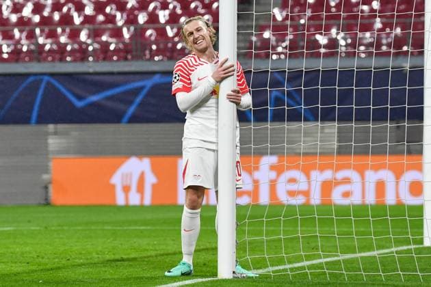 Fussball, Herren, Saison 2023 2024, UEFA Champions League (Gruppe G, 3. Spieltag), RB Leipzig - FK Roter Stern Belgrad, v. l. Emil Forsberg (RB Leipzig) enttäuscht, niedergeschlagen, unzufrieden, 25.10. 2023, Copyright: xSebastianxRäppold MatthiasxKochx