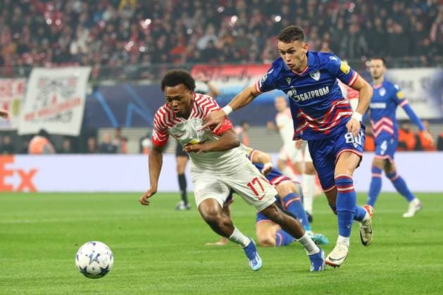 25.10.2023, xtgx, Fussball, UEFA Champions League, RB Leipzig - Roter Stern Belgrad emspor, v.l. Lois Openda (Leipzig, 17), Stefan Mitrovic (Belgrad, 80) Zweikampf, Duell, Kampf, tackle (DFL DFB REGULATIONS PROHIBIT ANY USE OF PHOTOGRAPHS as IMAGE SEQUENCES and or QUASI-VIDEO) Leipzig