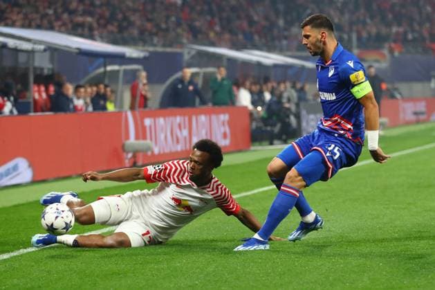 25.10.2023, xtgx, Fussball, UEFA Champions League, RB Leipzig - Roter Stern Belgrad emspor, v.l. Lois Openda (Leipzig, 17), Aleksandar Dragovic (Belgrad, 15) Zweikampf, Duell, Kampf, tackle (DFL DFB REGULATIONS PROHIBIT ANY USE OF PHOTOGRAPHS as IMAGE SEQUENCES and or QUASI-VIDEO) Leipzig