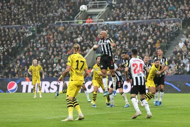 UEFA Champions League Newcastle United v Borussia Dortmund Joelinton 7 of Newcastle United heads clear during the UEFA Champions League match Newcastle United vs Borussia Dortmund at St. James s Park, Newcastle, United Kingdom, 25th October 2023 (Photo by Mark Cosgrove News Images) Newcastle St. James s Park Tyne and Wear United Kingdom Copyright: xMarkxCosgrove NewsxImagesx