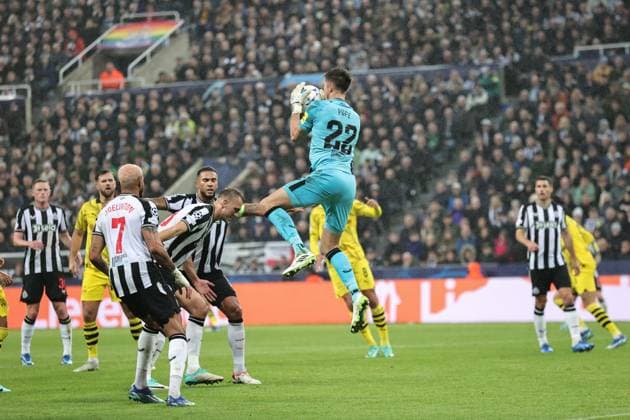 UEFA Champions League Newcastle United v Borussia Dortmund Nick Pope 22 of Newcastle United catches the ball during the UEFA Champions League match Newcastle United vs Borussia Dortmund at St. James s Park, Newcastle, United Kingdom, 25th October 2023 (Photo by Mark Cosgrove News Images) Newcastle St. James s Park Tyne and Wear United Kingdom Copyright: xMarkxCosgrove NewsxImagesx