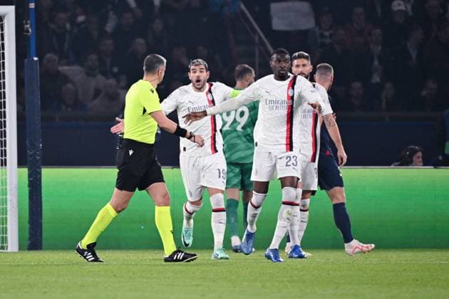 Reclamation a Slavko Vincic ( arbitre ) de Theo Hernandez ( 19 - Milan ) - Fikayo Tomori ( 23 - Milan ) - FOOTBALL : Paris Saint Germain vs Milan - Ligue des Champions - 25 10 2023 FedericoPestellini Panoramic 