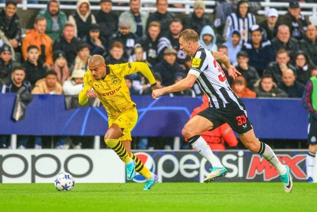 Newcastle United v Borussia Dortmund UEFA Champions League Dan Burn of Newcastle United and Donyell Malen of Borussia Dortmund during the UEFA Champions League Group F match at St. James s Park, Newcastle Copyright: xRossxJohnstonx FIL-19154-0065 UK Newspapers OUT