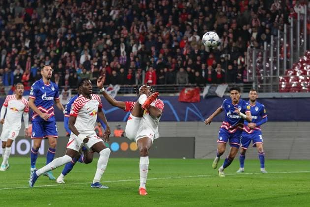 Champions League: RB Leipzig vs. Roter Stern Belgrad, 25.10.23 Mohamed Simakan (2, RB Leipzig) im Seitfallzieher-Versuch. Fussball, UEFA Champions League, Saison 2023 2024: RB Leipzig vs. Roter Stern Belgrad am 25.10.23 in der Red Bull Arena, Leipzig. Copyright: xBEAUTIFULxSPORTS JanxKaeferx