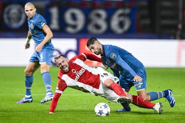 Antwerp s Vincent Janssen and Porto s Alan Varela pictured in action during a soccer game between Belgian Royal Antwerp FC and Portuguese FC Porto, Wednesday 25 October 2023 in Antwerp, on day three of the Champions League group stage, in the group H. TOM GOYVAERTS TomxGoyvaerts  x78524281x