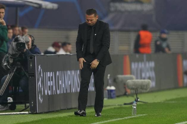 25.10.2023, xtgx, Fussball, UEFA Champions League, RB Leipzig - Roter Stern Belgrad emspor, v.l. Barak Bakhar (Belgrad, Trainer) enttaeuscht, schaut enttaeuscht, niedergeschlagen, disappointed (DFL DFB REGULATIONS PROHIBIT ANY USE OF PHOTOGRAPHS as IMAGE SEQUENCES and or QUASI-VIDEO) Leipzig