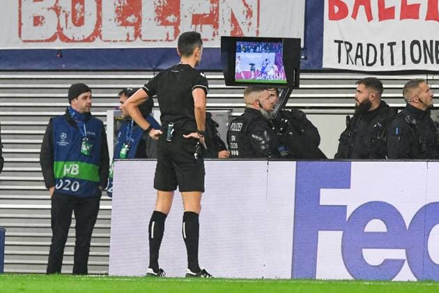Fussball, Herren, Saison 2023 2024, UEFA Champions League (Gruppe G, 3. Spieltag), RB Leipzig - FK Roter Stern Belgrad, v. l. Schiedsrichter Jose Maria Sanchez schaut sich den Videobeweis (VAR) an, 25.10. 2023, Copyright: xSebastianxRäppold MatthiasxKochx