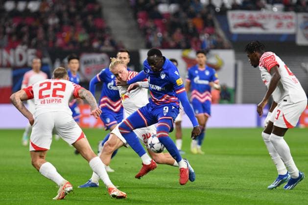 Cherif Ndiaye (Roter Stern Belgrad) Mitte, Xaver Schlager (RB Leipzig) 2.v.li., David Raum (RB Leipzig) li. und Castello Lukeba (RB Leipzig) re. RB Leipzig vs. FK Roter Stern Belgrad, Fussball, Champions League, Vorrunde, 3. Spieltag, Saison 2023 2024, 25.10.2023 DFB DFL REGULATIONS PROHIBIT ANY USE OF PHOTOGRAPHS AS IMAGE SEQUENCES AND OR QUASI-VIDEO RB Leipzig vs. FK Roter Stern Belgrad, Fussball, Champions League, Vorrunde, 3. Spieltag, Saison 2023 2024, 25.10.2023 Leipzig Copyright: xEibner-Pressefoto BertxHarzerx EP_BHR