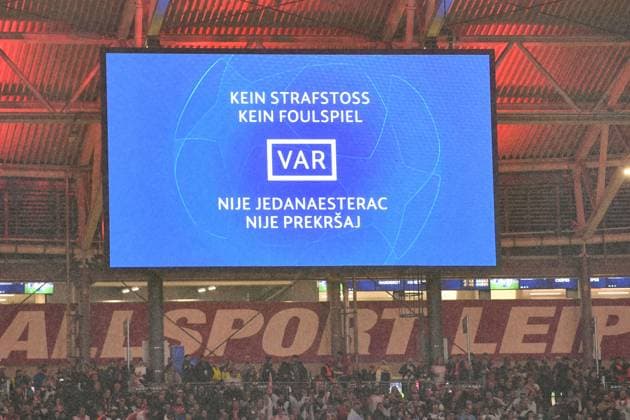 Fussball, Herren, Saison 2023 2024, UEFA Champions League (Gruppe G, 3. Spieltag), RB Leipzig - FK Roter Stern Belgrad, v. l. Anzeigetafel mit der Entscheidung durch den Videobeweis (VAR): Kein Strafstoss - Kein Foulspiel, 25.10. 2023, Copyright: xSebastianxRäppold MatthiasxKochx