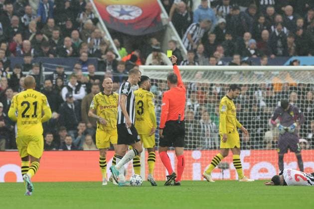UEFA Champions League Newcastle United v Borussia Dortmund Artur Dias Soares gives a yellow card to Marius Wolf 17 of Borussia Dortmund during the UEFA Champions League match Newcastle United vs Borussia Dortmund at St. James s Park, Newcastle, United Kingdom, 25th October 2023 (Photo by Mark Cosgrove News Images) Newcastle St. James s Park Tyne and Wear United Kingdom Copyright: xMarkxCosgrove NewsxImagesx