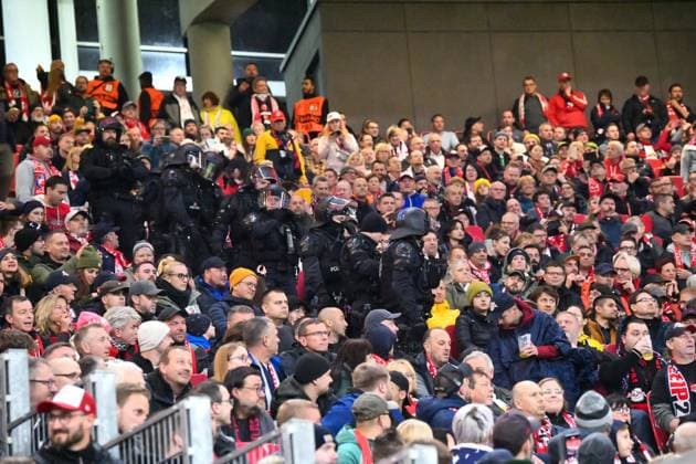 Fussball, Herren, Saison 2023 2024, UEFA Champions League (Gruppe G, 3. Spieltag), RB Leipzig - FK Roter Stern Belgrad, v. l. Polizei in der Fankurve, 25.10. 2023, Copyright: xSebastianxRäppold MatthiasxKochx