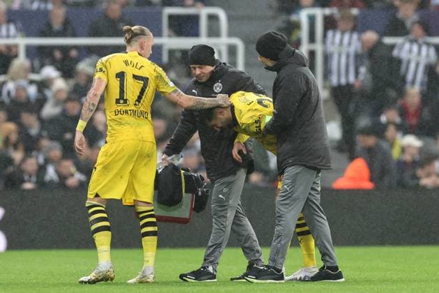 UEFA Champions League Newcastle United v Borussia Dortmund Marius Wolf 17 of Borussia Dortmund gives Emre Can 23 of Borussia Dortmund a pat on the head after he is brought off with an injury during the UEFA Champions League match Newcastle United vs Borussia Dortmund at St. James s Park, Newcastle, United Kingdom, 25th October 2023 (Photo by Mark Cosgrove News Images) Newcastle St. James s Park Tyne and Wear United Kingdom Copyright: xMarkxCosgrove NewsxImagesx