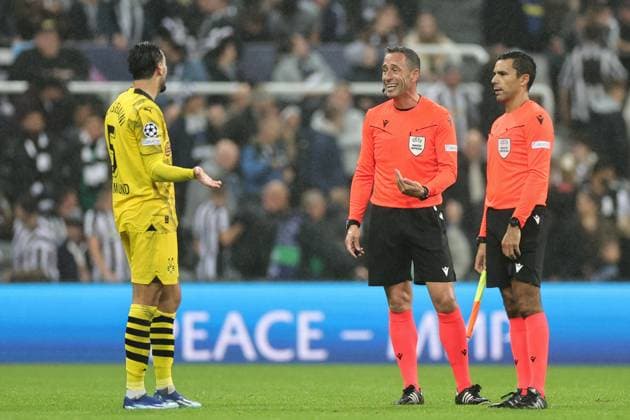 UEFA Champions League Newcastle United v Borussia Dortmund Ramy Bensebaini 5 of Borussia Dortmund speaks to Artur Dias Soares, referee at half time during the UEFA Champions League match Newcastle United vs Borussia Dortmund at St. James s Park, Newcastle, United Kingdom, 25th October 2023 (Photo by Mark Cosgrove News Images) Newcastle St. James s Park Tyne and Wear United Kingdom Copyright: xMarkxCosgrove NewsxImagesx