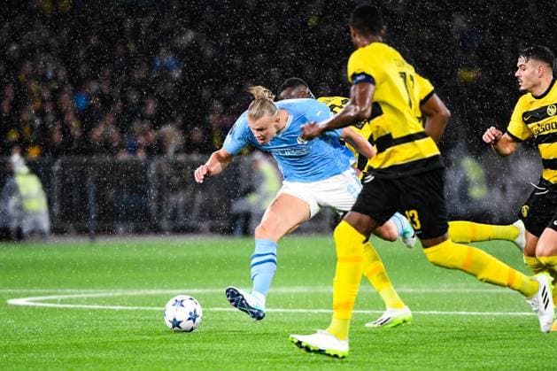 BERN, SWITZERLAND - OCTOBER 25: Erling Haaland of Man City (L) in action during the UEFA Champions League Group Stage match between BSC Young Boys and Manchester City at Stadion Wankdorf on October 25, 2023 in Bern, Switzerland. Bern Stadion Wankdorf Bern Switzerland Copyright: xJustPictures.ch ManuelxWinterbergerx jp-en-EuSpIm-MWI_9080 20231025