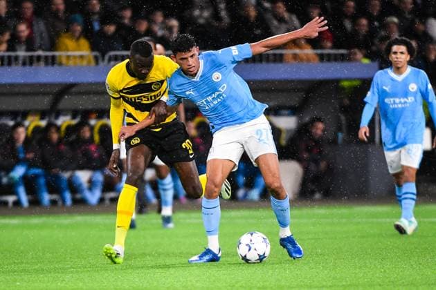 BERN, SWITZERLAND - OCTOBER 25: Matheus Nunes of Man City (R) against Cheikh Niasse of Young Boys (L) during the UEFA Champions League Group Stage match between BSC Young Boys and Manchester City at Stadion Wankdorf on October 25, 2023 in Bern, Switzerland. Bern Stadion Wankdorf Bern Switzerland Copyright: xJustPictures.ch ManuelxWinterbergerx jp-en-EuSpIm-MWI_9108 20231025