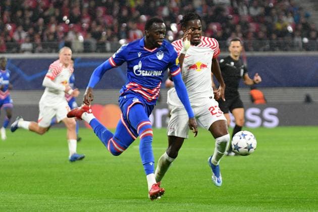 Cherif Ndiaye (Roter Stern Belgrad) vorn und Castello Lukeba (RB Leipzig) hinten. RB Leipzig vs. FK Roter Stern Belgrad, Fussball, Champions League, Vorrunde, 3. Spieltag, Saison 2023 2024, 25.10.2023 DFB DFL REGULATIONS PROHIBIT ANY USE OF PHOTOGRAPHS AS IMAGE SEQUENCES AND OR QUASI-VIDEO RB Leipzig vs. FK Roter Stern Belgrad, Fussball, Champions League, Vorrunde, 3. Spieltag, Saison 2023 2024, 25.10.2023 Leipzig Copyright: xEibner-Pressefoto BertxHarzerx EP_BHR