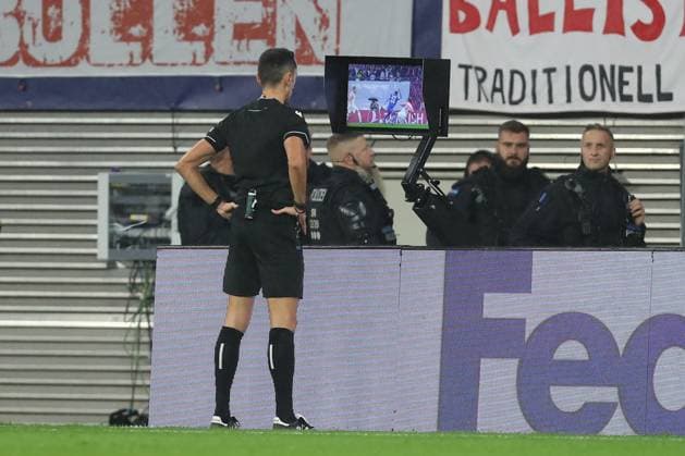 25.10.2023, xtgx, Fussball, UEFA Champions League, RB Leipzig - Roter Stern Belgrad emspor, v.l. Schiedsrichter, Schiri, referee ueberprueft die Situation nochmal, nach dem er erst Elfmeter gab diesen aber zurueckgenommen hat (DFL DFB REGULATIONS PROHIBIT ANY USE OF PHOTOGRAPHS as IMAGE SEQUENCES and or QUASI-VIDEO) Leipzig