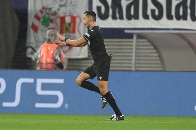 25.10.2023, xtgx, Fussball, UEFA Champions League, RB Leipzig - Roter Stern Belgrad emspor, v.l. Schiedsrichter, Schiri, referee ueberprueft die Situation nochmal, nach dem er erst Elfmeter gab diesen aber zurueckgenommen hat (DFL DFB REGULATIONS PROHIBIT ANY USE OF PHOTOGRAPHS as IMAGE SEQUENCES and or QUASI-VIDEO) Leipzig