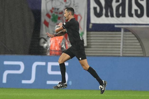 25.10.2023, xtgx, Fussball, UEFA Champions League, RB Leipzig - Roter Stern Belgrad emspor, v.l. Schiedsrichter, Schiri, referee ueberprueft die Situation nochmal, nach dem er erst Elfmeter gab diesen aber zurueckgenommen hat (DFL DFB REGULATIONS PROHIBIT ANY USE OF PHOTOGRAPHS as IMAGE SEQUENCES and or QUASI-VIDEO) Leipzig