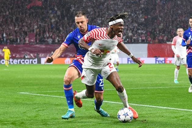 Fussball, Herren, Saison 2023 2024, UEFA Champions League (Gruppe G, 3. Spieltag), RB Leipzig - FK Roter Stern Belgrad, v. l. Milan Rodic (FK Roter Stern Belgrad) und Mohamed Simakan (RB Leipzig) im Zweikampf, 25.10. 2023, Copyright: xSebastianxRäppold MatthiasxKochx