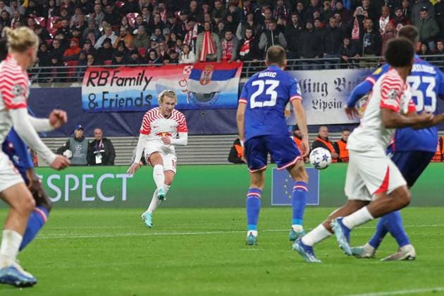 Champions League: RB Leipzig vs. Roter Stern Belgrad, 25.10.23 Emil Forsberg (10, RB Leipzig) beim Freistoss. Fussball, UEFA Champions League, Saison 2023 2024: RB Leipzig vs. Roter Stern Belgrad am 25.10.23 in der Red Bull Arena, Leipzig. Copyright: xBEAUTIFULxSPORTS JanxKaeferx