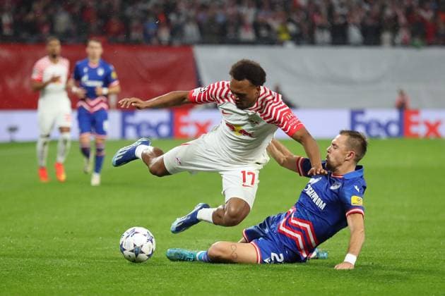 Champions League: RB Leipzig vs. Roter Stern Belgrad, 25.10.23 Lois Openda (17, RB Leipzig) gegen Milan Rodic (23, Roter Stern Belgrad). Fussball, UEFA Champions League, Saison 2023 2024: RB Leipzig vs. Roter Stern Belgrad am 25.10.23 in der Red Bull Arena, Leipzig. Copyright: xBEAUTIFULxSPORTS JanxKaeferx