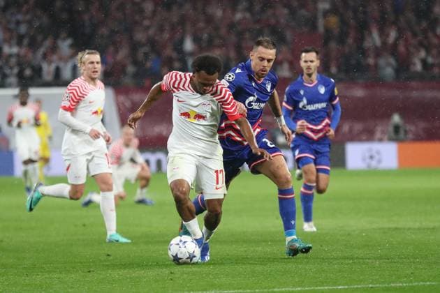 Champions League: RB Leipzig vs. Roter Stern Belgrad, 25.10.23 Lois Openda (17, RB Leipzig) gegen Milan Rodic (23, Roter Stern Belgrad). Fussball, UEFA Champions League, Saison 2023 2024: RB Leipzig vs. Roter Stern Belgrad am 25.10.23 in der Red Bull Arena, Leipzig. Copyright: xBEAUTIFULxSPORTS JanxKaeferx