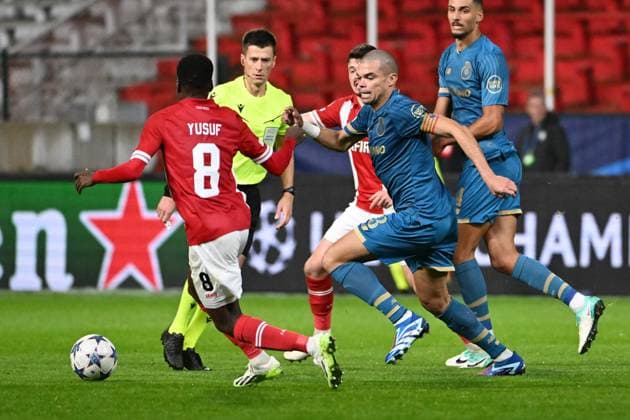 231025 Royal Antwerp FC vs FC Porto Alhassan Yusuf of Antwerp battles for the ball with Pepe of FC Porto during a football game between Royal Antwerp FC and FC Porto on day 3 in Group H of the UEFA Champions League season 2023-2024 competition on October 25, 2023 in Antwerp, Belgium. (Photo by Maarten Straetemans Isosport) ANTWERP BELGIUM  Copyright: xx 412737