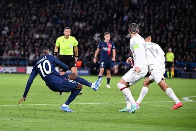 Ousmane DEMBELE ( 10 - PSG ) - Theo Hernandez ( 19 - Milan ) - FOOTBALL : Paris Saint Germain vs Milan - Ligue des Champions - 25 10 2023 FedericoPestellini Panoramic 