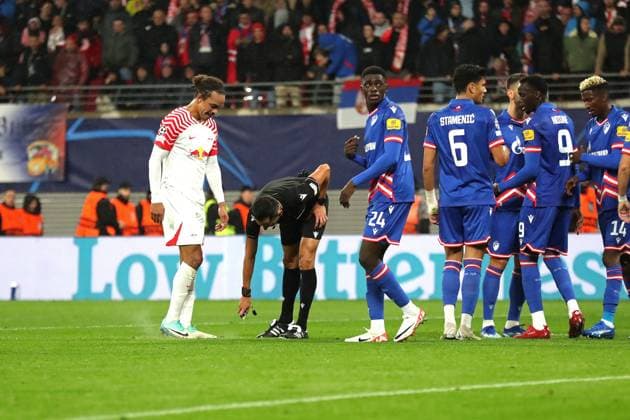 Champions League: RB Leipzig vs. Roter Stern Belgrad, 25.10.23 Schiedsrichter Jose Sanchez Martinez (Spanien) markiert eine Freistosslinie - mit Yussuf Poulsen (9, RB Leipzig). Fussball, UEFA Champions League, Saison 2023 2024: RB Leipzig vs. Roter Stern Belgrad am 25.10.23 in der Red Bull Arena, Leipzig. Copyright: xBEAUTIFULxSPORTS JanxKaeferx