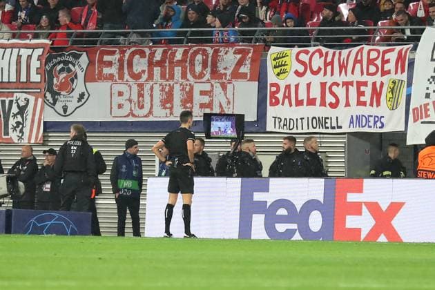 Champions League: RB Leipzig vs. Roter Stern Belgrad, 25.10.23 Schiedsrichter Jose Sanchez Martinez (Spanien) beim Videobeweis. Fussball, UEFA Champions League, Saison 2023 2024: RB Leipzig vs. Roter Stern Belgrad am 25.10.23 in der Red Bull Arena, Leipzig. Copyright: xBEAUTIFULxSPORTS JanxKaeferx