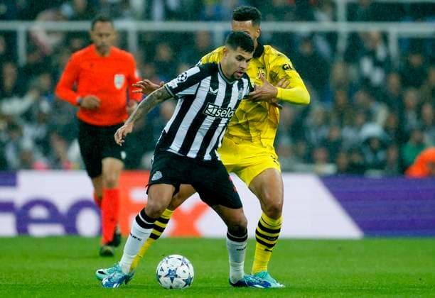 Newcastle United FC v Borussia Dortmund: Group F - UEFA Champions League 2023 24 Bruno Guimaraes of Newcastle United and Felix Nmecha of Borussia Dortmund challenge during the UEFA Champions League match between Newcastle United FC and Borussia Dortmund at St. James Park on October 25, 2023 in Newcastle Upon Tyne, England. Newcastle St. James Park England United Kingdom Copyright: xRichardxSellers Sportsphoto APLx 13958509