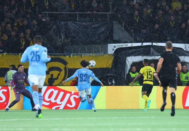 EDITORIAL USE ONLY No use with unauthorised audio, video, data, fixture lists, club league logos or live services. Online in-match use limited to 120 images, no video emulation. No use in betting, games or single club league player publications. Young Boys v Manchester City, UEFA Champions League, Group G, Football, Wankdorf Stadium, Bern, Switzerland - 25 Oct 2023 EDITORIAL USE ONLY No use with unauthorised audio, video, data, fixture lists, club league logos or live services. Online in-match use limited to 120 images, no video emulation. No use in betting, games or single club league player publications.  Copyright: xMichaelxZemanek Shutterstockx 14164182ab