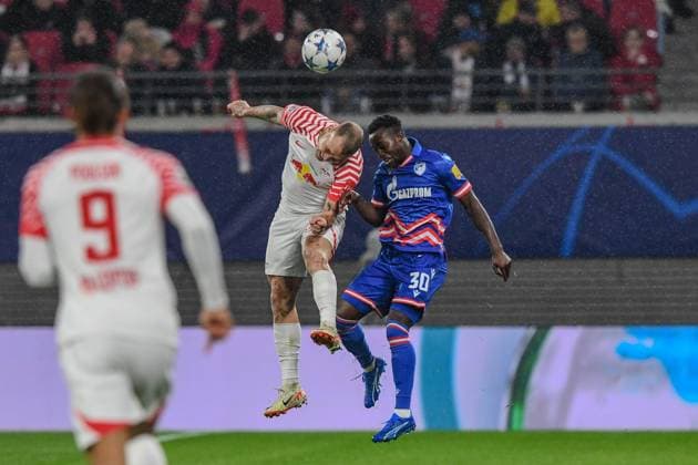 Fussball, Herren, Saison 2023 2024, UEFA Champions League (Gruppe G, 3. Spieltag), RB Leipzig - FK Roter Stern Belgrad, v. l. David Raum (RB Leipzig) und Osman Bukari (FK Roter Stern Belgrad) im Zweikampf, 25.10. 2023, Copyright: xSebastianxRäppold MatthiasxKochx