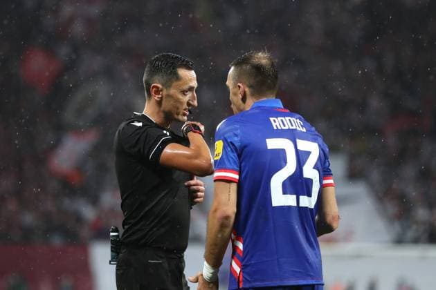 Champions League: RB Leipzig vs. Roter Stern Belgrad, 25.10.23 Schiedsrichter Jose Sanchez Martinez (Spanien) im Dialog mit Milan Rodic (23, Roter Stern Belgrad). Fussball, UEFA Champions League, Saison 2023 2024: RB Leipzig vs. Roter Stern Belgrad am 25.10.23 in der Red Bull Arena, Leipzig. Copyright: xBEAUTIFULxSPORTS JanxKaeferx