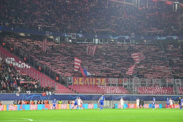 Fussball, Herren, Saison 2023 2024, UEFA Champions League (Gruppe G, 3. Spieltag), RB Leipzig - FK Roter Stern Belgrad, v. l. Die Fans von FK Roter Stern Belgrad, 25.10. 2023, Copyright: xSebastianxRäppold MatthiasxKochx