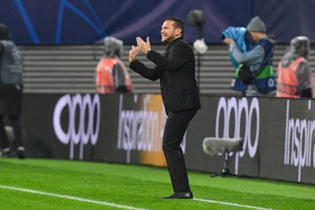 Fussball, Herren, Saison 2023 2024, UEFA Champions League (Gruppe G, 3. Spieltag), RB Leipzig - FK Roter Stern Belgrad, v. l. Trainer Barak Bachar (FK Roter Stern Belgrad) gestikuliert, 25.10. 2023, Copyright: xSebastianxRäppold MatthiasxKochx
