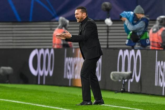 Fussball, Herren, Saison 2023 2024, UEFA Champions League (Gruppe G, 3. Spieltag), RB Leipzig - FK Roter Stern Belgrad, v. l. Trainer Barak Bachar (FK Roter Stern Belgrad) gestikuliert, 25.10. 2023, Copyright: xSebastianxRäppold MatthiasxKochx