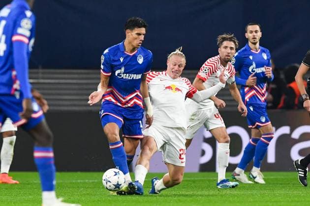 Fussball, Herren, Saison 2023 2024, UEFA Champions League (Gruppe G, 3. Spieltag), RB Leipzig - FK Roter Stern Belgrad, v. l. Marko Stamenic (FK Roter Stern Belgrad) und Xaver Schlager (RB Leipzig) im Zweikampf, 25.10. 2023, Copyright: xSebastianxRäppold MatthiasxKochx