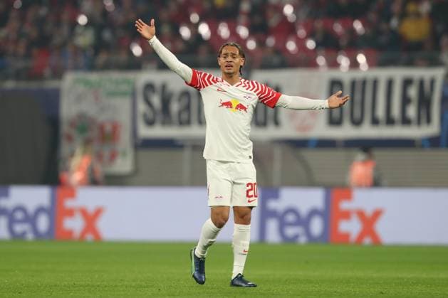 25.10.2023, xtgx, Fussball, UEFA Champions League, RB Leipzig - Roter Stern Belgrad emspor, v.l. Xavi Simons (Leipzig, 20) Reklamiert, beschwert sich, schimpft (DFL DFB REGULATIONS PROHIBIT ANY USE OF PHOTOGRAPHS as IMAGE SEQUENCES and or QUASI-VIDEO) Leipzig