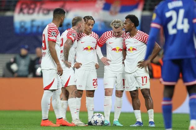 25.10.2023, xtgx, Fussball, UEFA Champions League, RB Leipzig - Roter Stern Belgrad emspor, v.l. Leipzigs Spieler beraten sich (DFL DFB REGULATIONS PROHIBIT ANY USE OF PHOTOGRAPHS as IMAGE SEQUENCES and or QUASI-VIDEO) Leipzig
