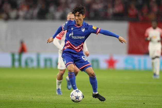 25.10.2023, xtgx, Fussball, UEFA Champions League, RB Leipzig - Roter Stern Belgrad emspor, v.l. In-beom Hwang (Belgrad, 66) am Ball, plays the ball (DFL DFB REGULATIONS PROHIBIT ANY USE OF PHOTOGRAPHS as IMAGE SEQUENCES and or QUASI-VIDEO) Leipzig