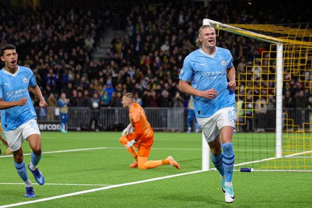 Sport Bilder des Tages BSC Young Boys v Manchester City Champions League 25 10 2023. Goal 1-2 Erling Haaland (9) of Manchester City scores from the penalty spot during the Champions League match between BSC Young Boys and Manchester City at Stade de Suisse, Wankdorf, Switzerland on 25 October 2023. Editorial use only , Copyright: xNigelxKeenex PSI-18264-0027