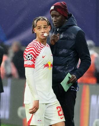 RB Leipzig - Roter Stern Belgrad Champions League Leipzig, 25.10.2023, Red Bull Arena, Fussball , UEFA Champions League, Gruppe G , 3. Spieltag, RB Leipzig vs. Roter Stern Belgrad , Im Bild von vorn: Xavi Simons (20, RB Leipzig), Teambetreuer Babacar N Diaye (RB Leipzig). , Foto nur zur redaktionellen Nutzung bestimmt! . , UEFA regulations prohibit any use of photographs as image sequences and or quasi-video ,