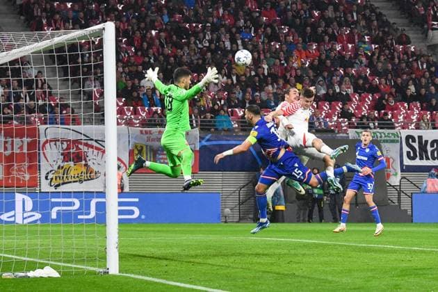 Fussball, Herren, Saison 2023 2024, UEFA Champions League (Gruppe G, 3. Spieltag), RB Leipzig - FK Roter Stern Belgrad, v. l. Torwart Omri Glazer (FK Roter Stern Belgrad), Aleksandar Dragovic (FK Roter Stern Belgrad), Yussuf Poulsen (RB Leipzig) und Christoph Baumgartner (RB Leipzig) im Zweikampf, 25.10. 2023, Copyright: xSebastianxRäppold MatthiasxKochx