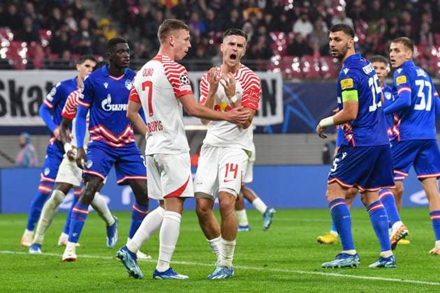 Fussball, Herren, Saison 2023 2024, UEFA Champions League (Gruppe G, 3. Spieltag), RB Leipzig - FK Roter Stern Belgrad, v. l. Dani Olmo (RB Leipzig) und Christoph Baumgartner (RB Leipzig), 25.10. 2023, Copyright: xSebastianxRäppold MatthiasxKochx