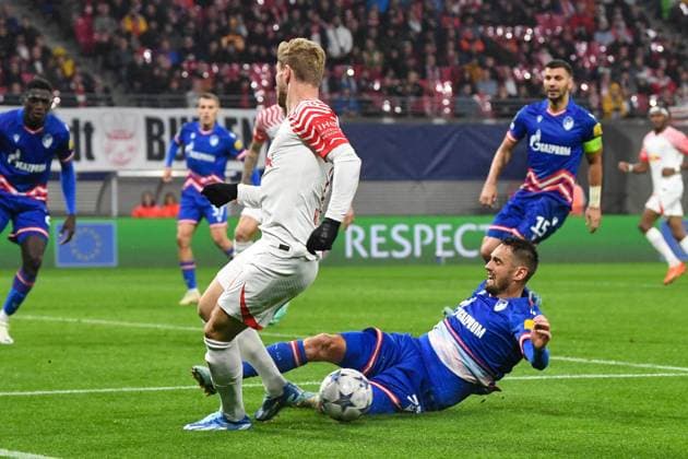 Fussball, Herren, Saison 2023 2024, UEFA Champions League (Gruppe G, 3. Spieltag), RB Leipzig - FK Roter Stern Belgrad, v. l. Timo Werner (RB Leipzig) und Srdjan Mijailovic (FK Roter Stern Belgrad) im Zweikampf, 25.10. 2023, Copyright: xSebastianxRäppold MatthiasxKochx