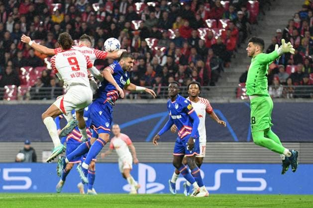 Yussuf Poulsen (RB Leipzig) li. und Omri Glazer (Torwart, Roter Stern Belgrad) re., Aleksandar Dragovic (Roter Stern Belgrad) Mitte. RB Leipzig vs. FK Roter Stern Belgrad, Fussball, Champions League, Vorrunde, 3. Spieltag, Saison 2023 2024, 25.10.2023 DFB DFL REGULATIONS PROHIBIT ANY USE OF PHOTOGRAPHS AS IMAGE SEQUENCES AND OR QUASI-VIDEO RB Leipzig vs. FK Roter Stern Belgrad, Fussball, Champions League, Vorrunde, 3. Spieltag, Saison 2023 2024, 25.10.2023 Leipzig Copyright: xEibner-Pressefoto BertxHarzerx EP_BHR