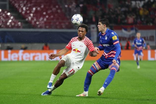 Champions League: RB Leipzig vs. Roter Stern Belgrad, 25.10.23 Lois Openda (17, RB Leipzig) gegen Kosta Nedeljkovic (2, Roter Stern Belgrad). Fussball, UEFA Champions League, Saison 2023 2024: RB Leipzig vs. Roter Stern Belgrad am 25.10.23 in der Red Bull Arena, Leipzig. Copyright: xBEAUTIFULxSPORTS JanxKaeferx