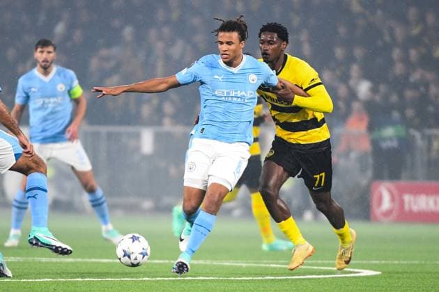 BERN, SWITZERLAND - OCTOBER 25: Nathan Ake of Man City (L) against Joel Monteiro of Young Boys (R) during the UEFA Champions League Group Stage match between BSC Young Boys and Manchester City at Stadion Wankdorf on October 25, 2023 in Bern, Switzerland. Bern Stadion Wankdorf Bern Switzerland Copyright: xJustPictures.ch ManuelxWinterbergerx jp-en-EuSpIm-MWI_9167 20231025